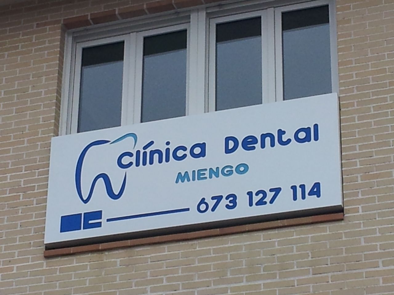 Caja luminosa de dibond troquelada para Clínica Dental Miengo