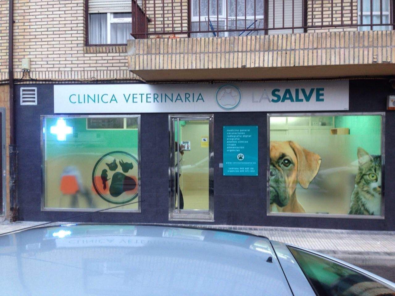 Rótulo luminoso en dibond troquelado para Clínica Veterinaria La Salve