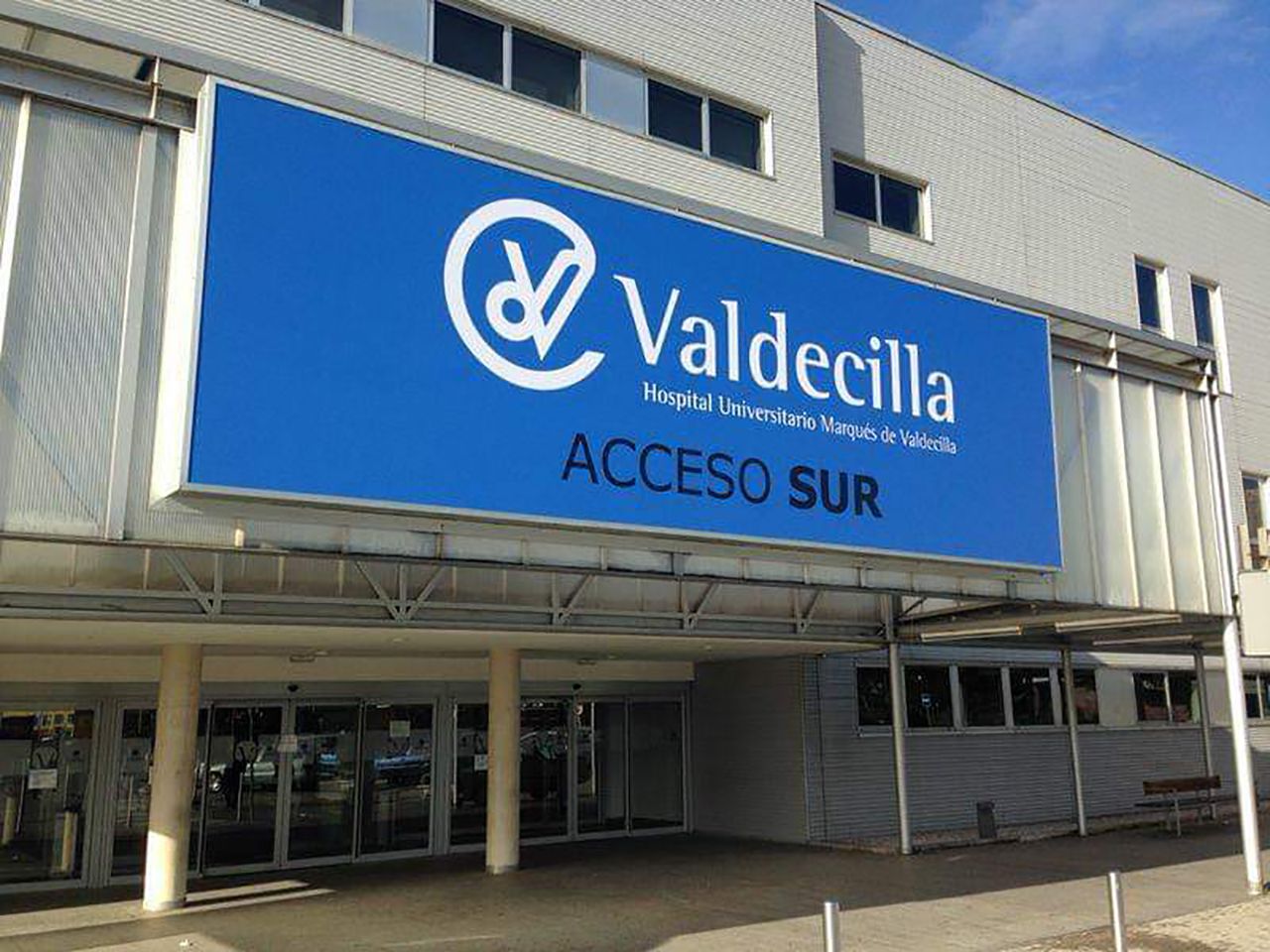 Rótulo con luz en lona de gran formato para fachada en Hospital Marqués de Valdecilla
