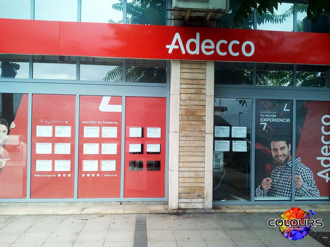 Rótulo en placa rotulada sin luz para Adecco