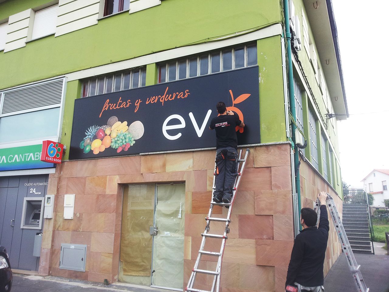 Rótulo adosado sin luz sobre fachada para frutería en Cantabria