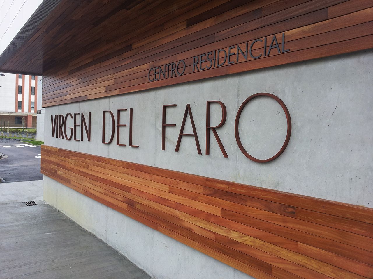 Letras corpóreas en acero corten para exterior en Centro Residencial Virgen del Faro