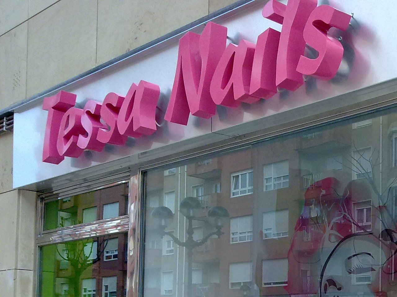 Letras corpóreas con luz indirecta para Tessa Nails