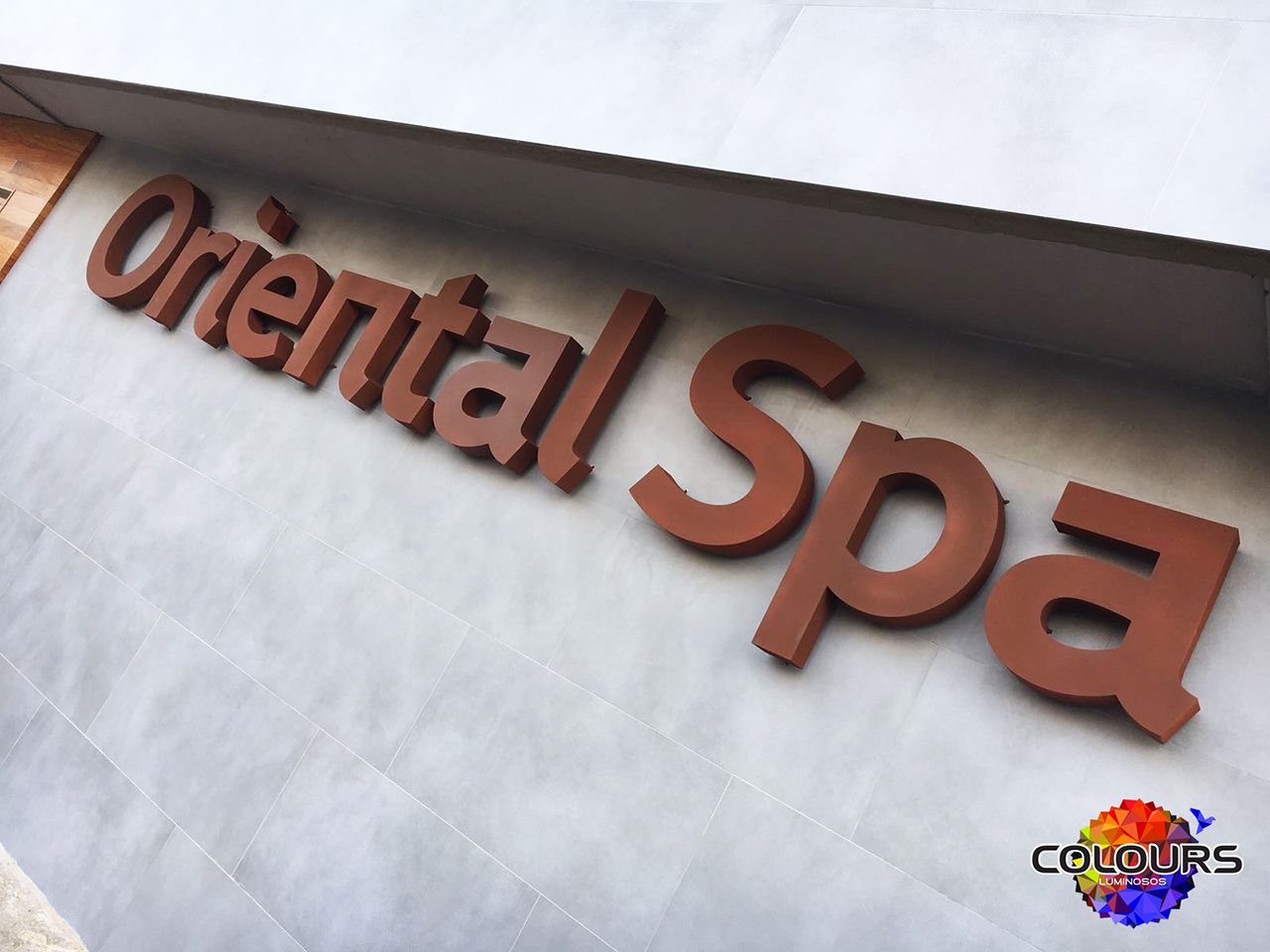 Letras corpóreas de efecto acero corten con luz indirecta para Oriental Spa