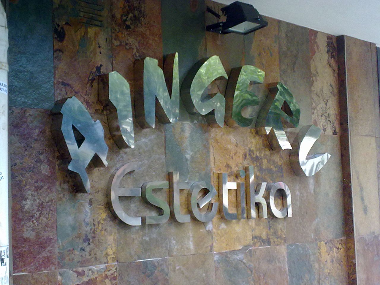 Rótulo de letras corpóreas efecto espejo para Estética Aingeru