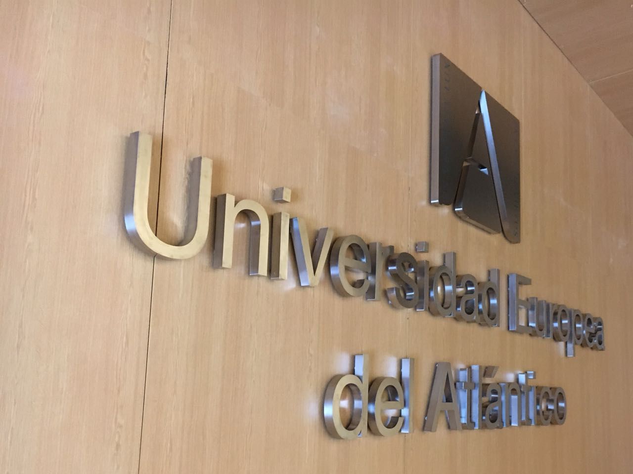 Letras corpóreas en acero para Universidad Europea del Atlántico