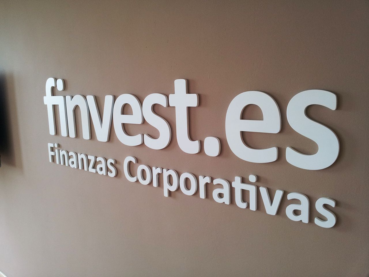 Letras en relieve en PVC para Finvest Finanzas Corporativas