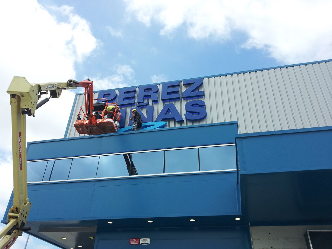 Montaje de letras XL para rótulo en fachada de nave industrial Pérez Viñas