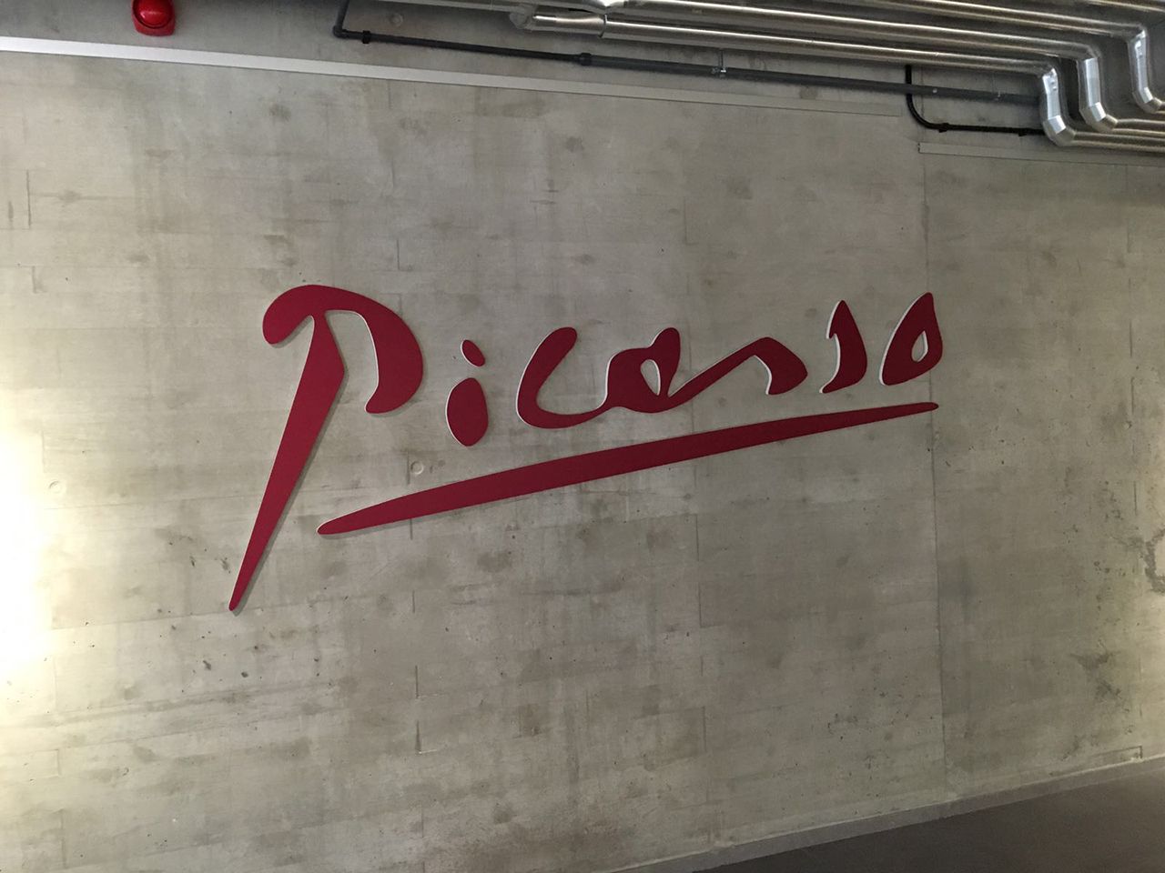 Letras en relieve sobre pared para exposición Picasso
