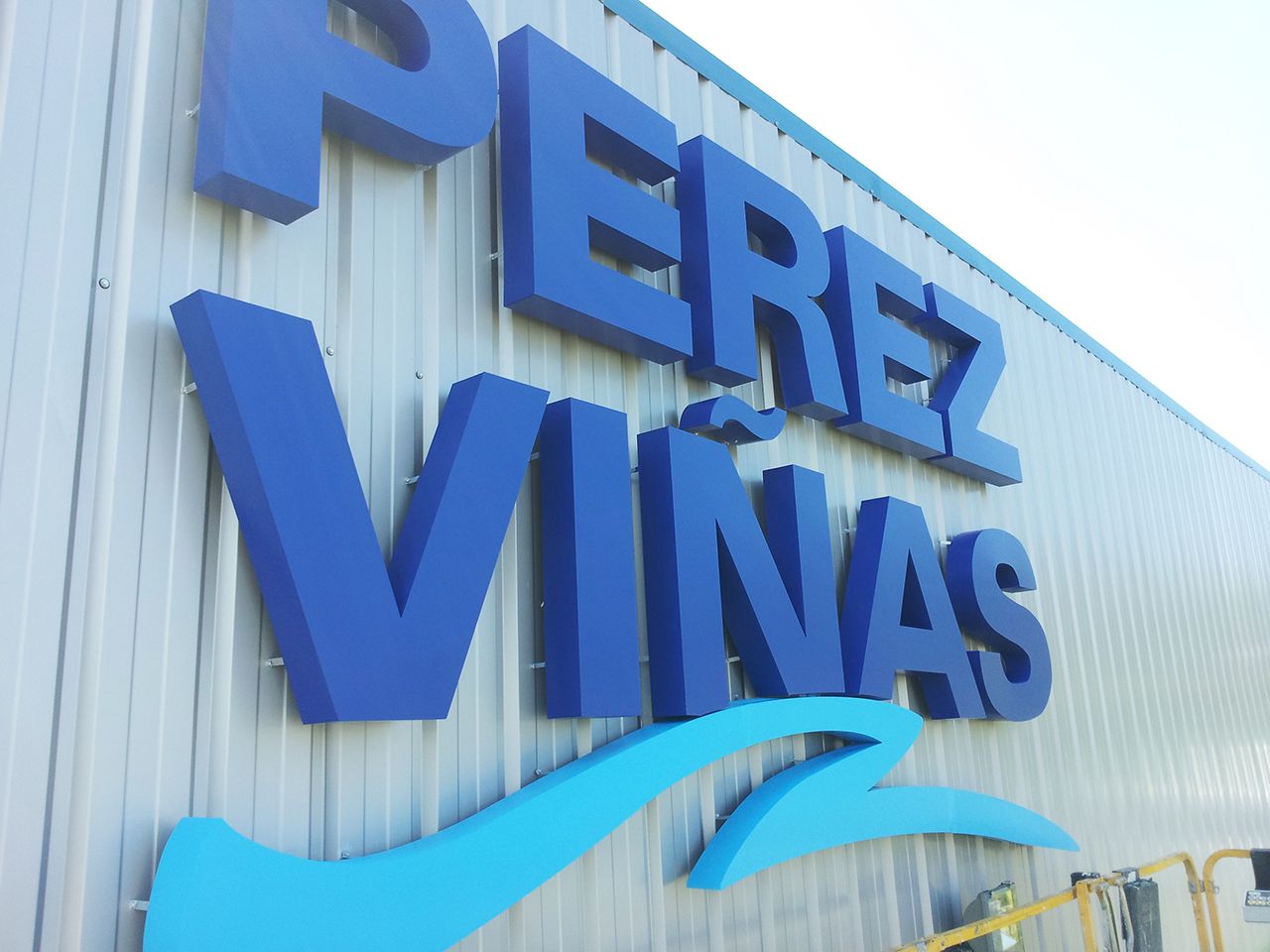 Letras 3D iluminadas para fachada de nave industrial Pérez Viñas