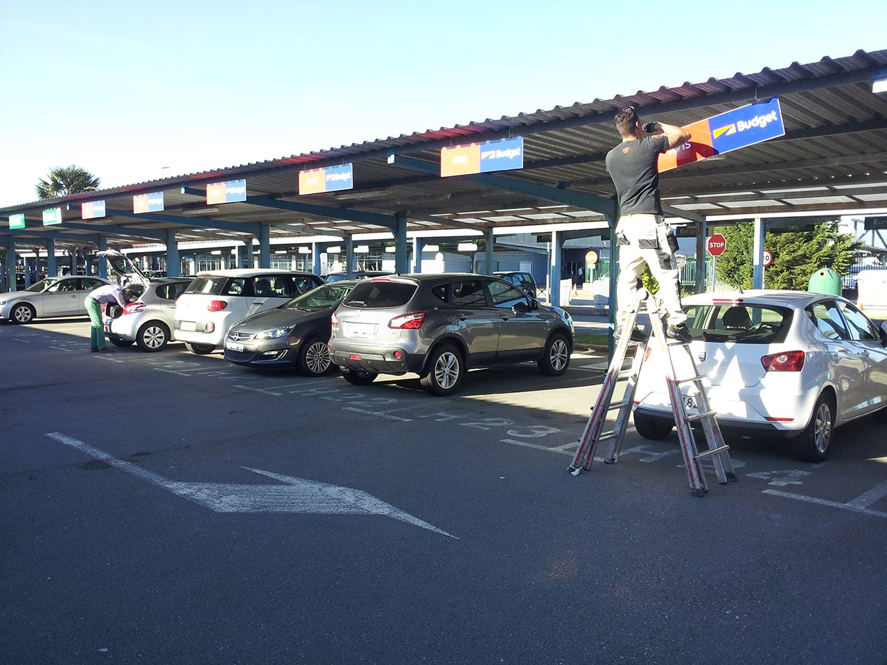 rotulos colours vallas publicitarias sen  aletica placas colgantes en parking avis